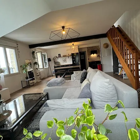 Spacious Duplex In The Heart Of Καν